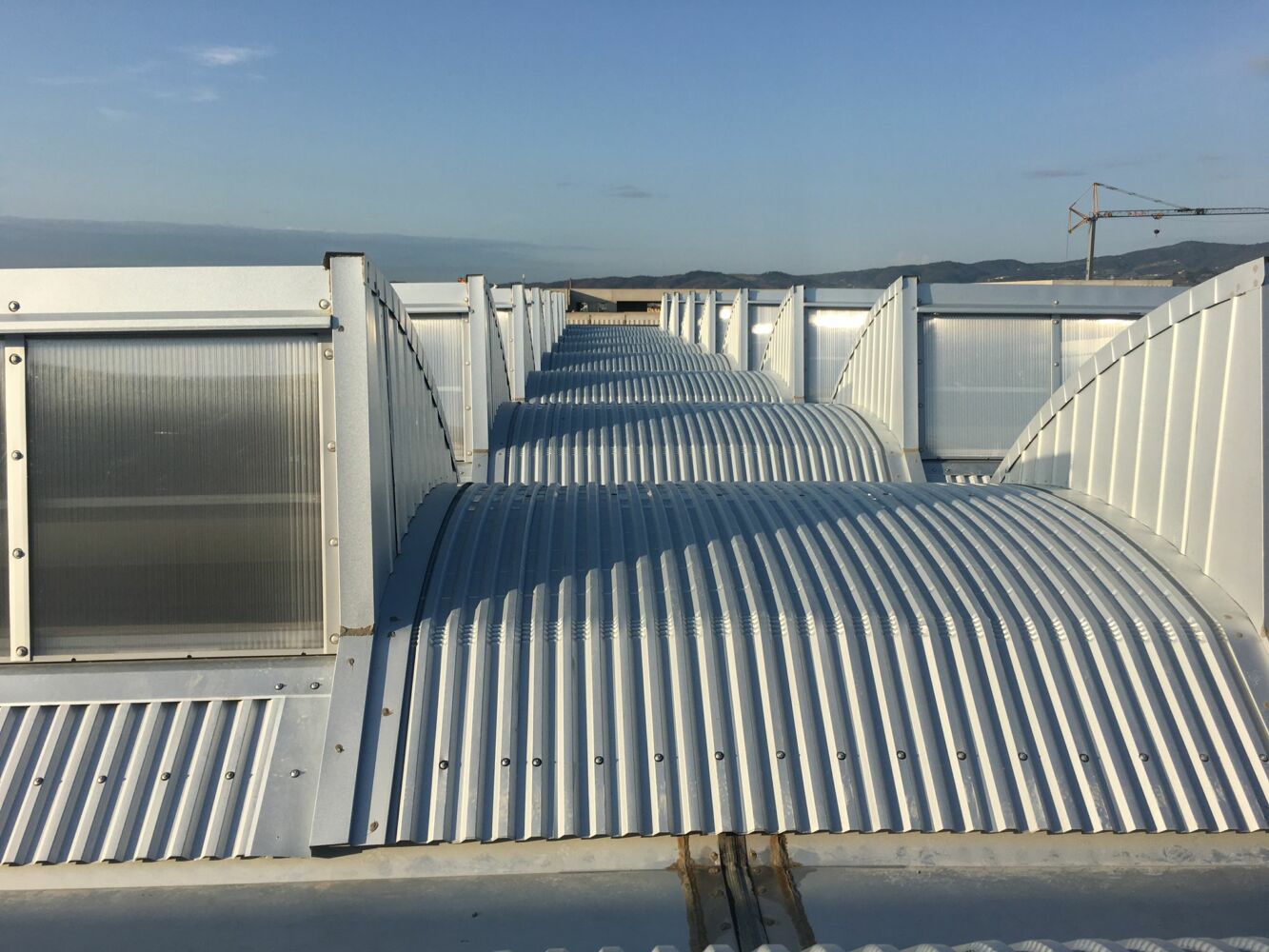 Copertura industriale con lastre metalliche e lucernari